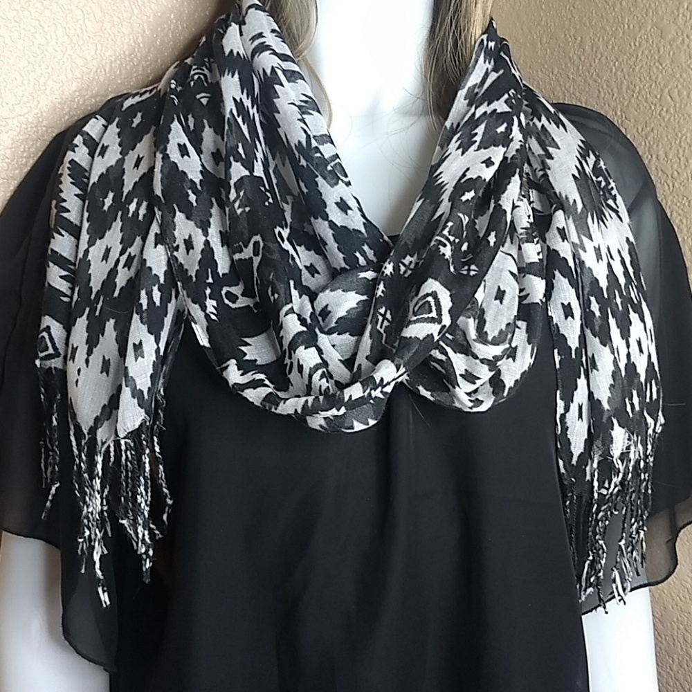 Womans scarf Black and White